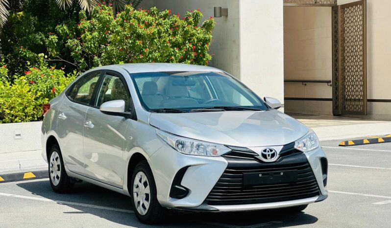 TOYOTA YARIS SE 2022 SILVER full