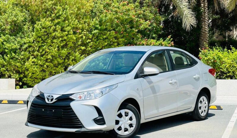TOYOTA YARIS SE 2022 SILVER full