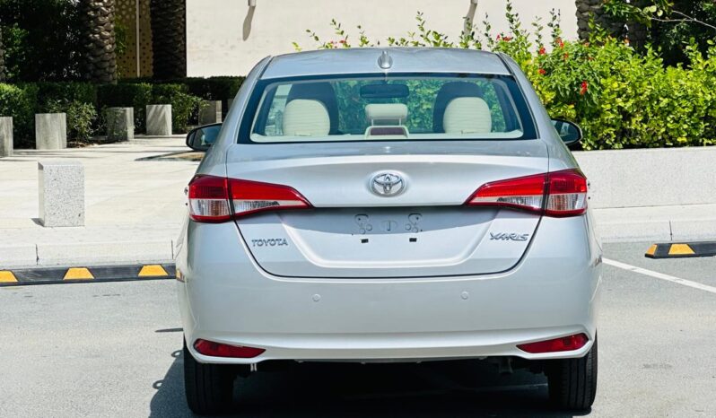 TOYOTA YARIS SE 2022 SILVER full