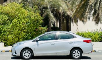 TOYOTA YARIS SE 2022 SILVER full