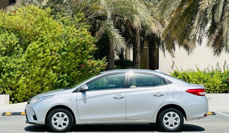 TOYOTA YARIS SE 2022 SILVER full