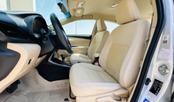 TOYOTA YARIS SE 2022 SILVER full