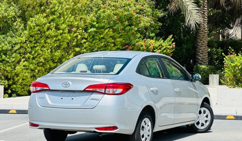 TOYOTA YARIS SE 2022 SILVER full