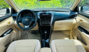 TOYOTA YARIS SE 2022 SILVER full