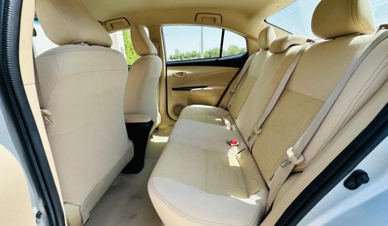 TOYOTA YARIS SE 2022 SILVER full